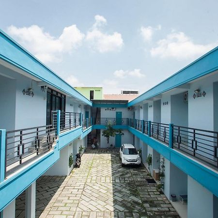Reddoorz Syariah At Kartohardjo Madiun Hotell Exteriör bild
