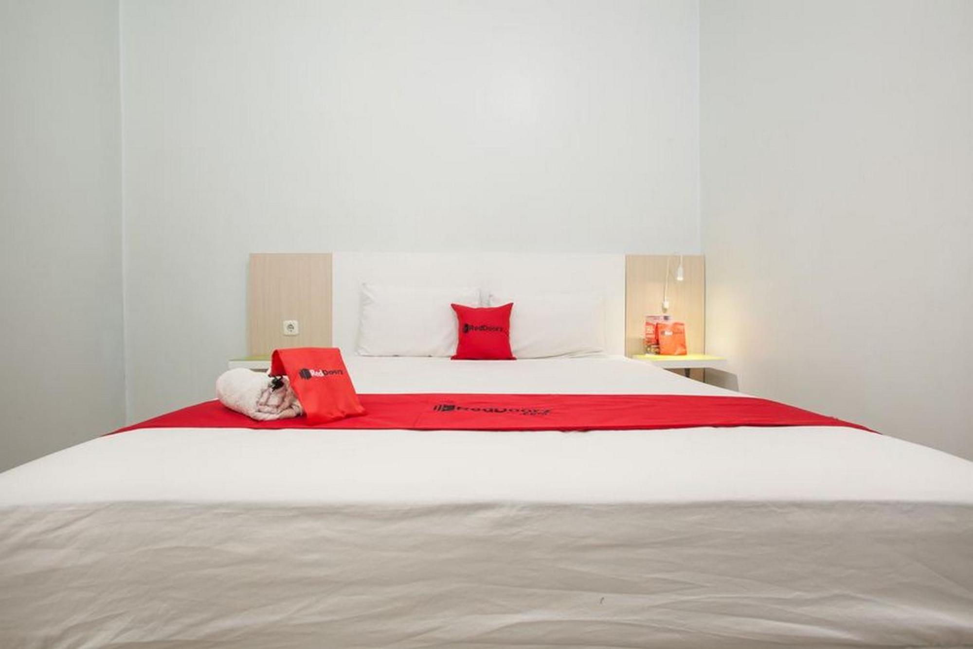 Reddoorz Syariah At Kartohardjo Madiun Hotell Exteriör bild