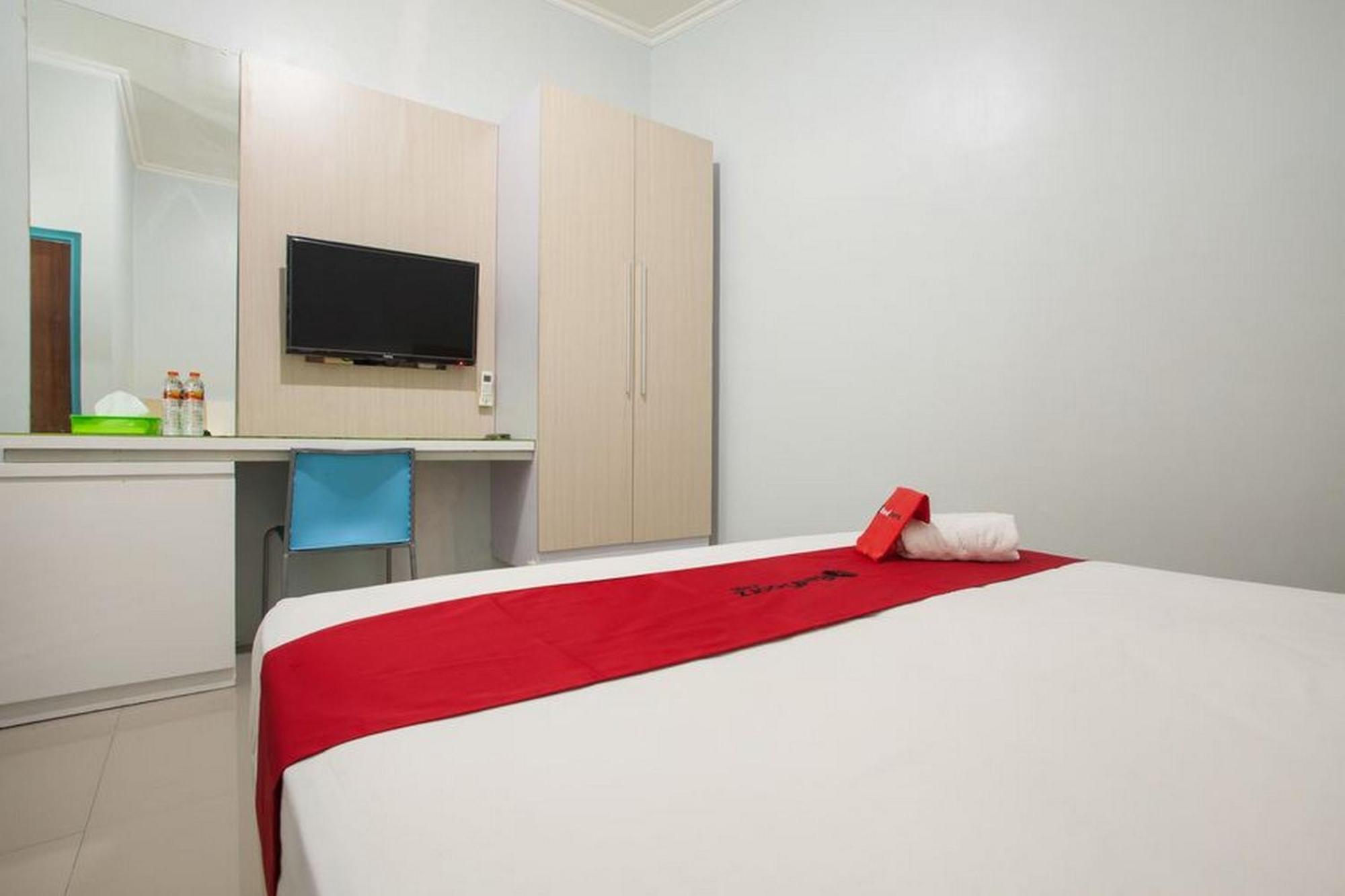 Reddoorz Syariah At Kartohardjo Madiun Hotell Exteriör bild