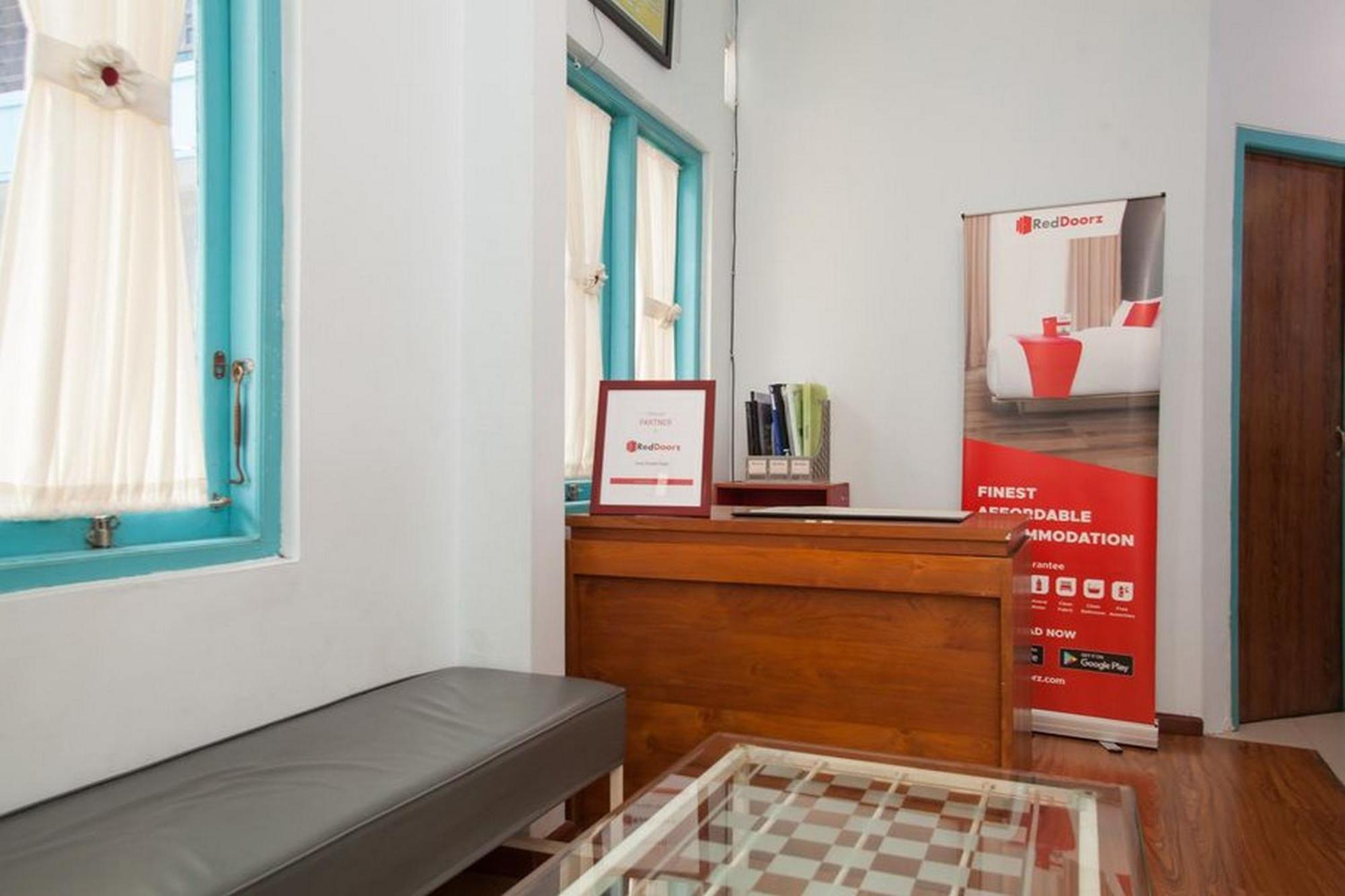 Reddoorz Syariah At Kartohardjo Madiun Hotell Exteriör bild