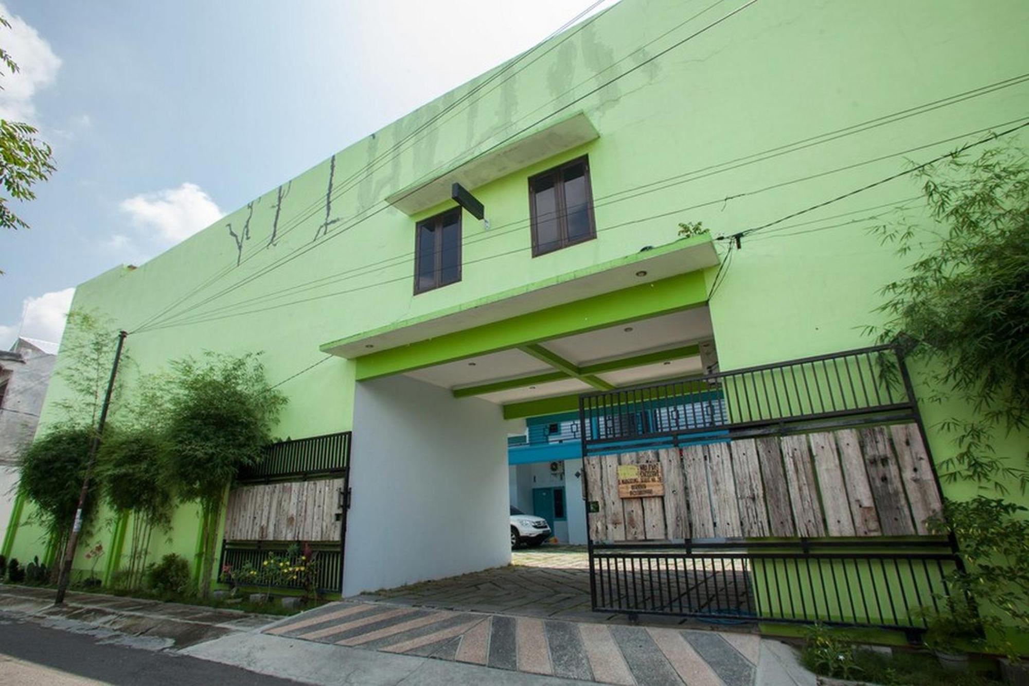 Reddoorz Syariah At Kartohardjo Madiun Hotell Exteriör bild