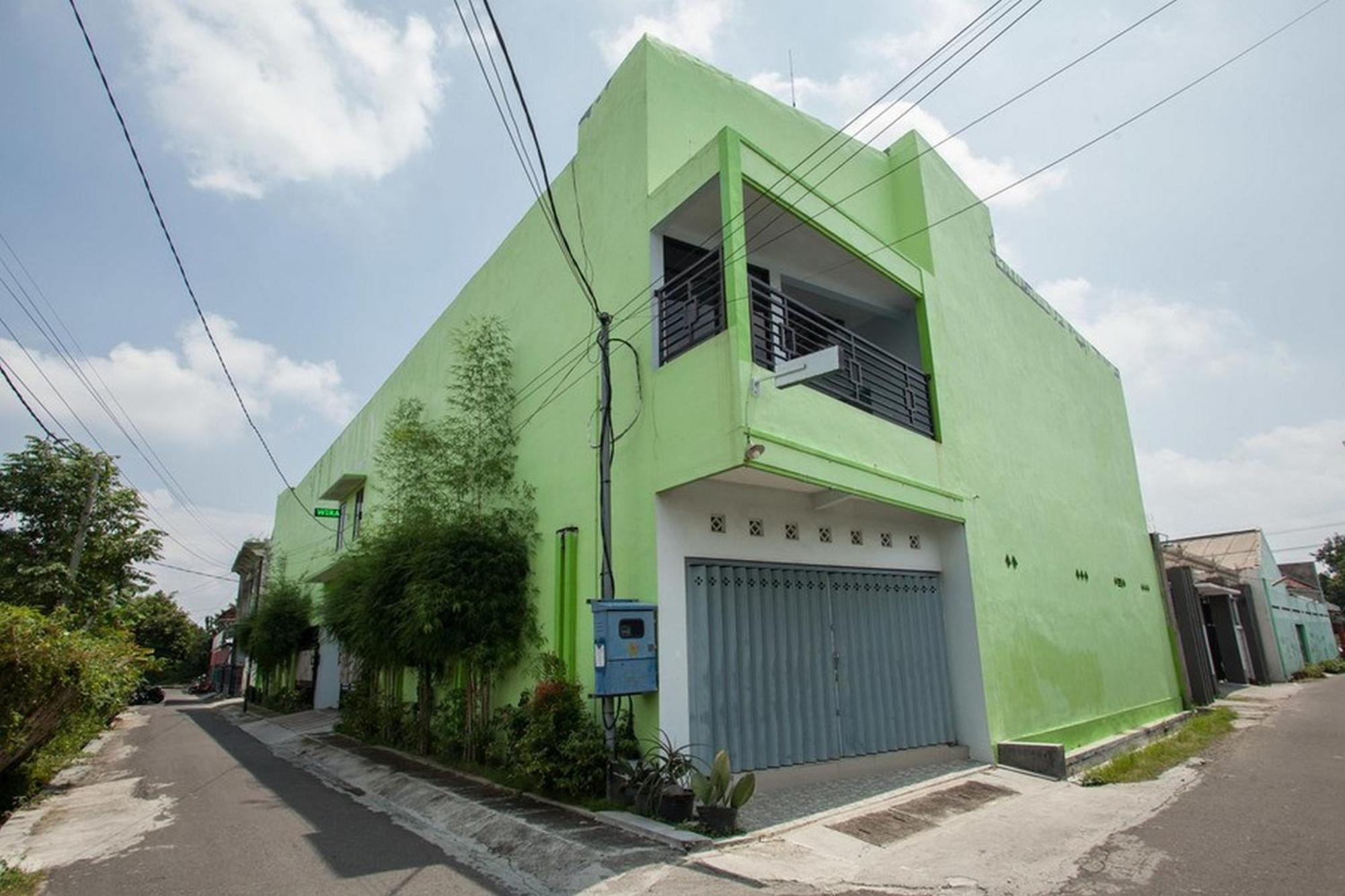 Reddoorz Syariah At Kartohardjo Madiun Hotell Exteriör bild