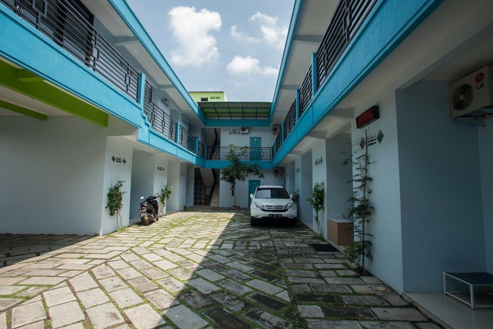 Reddoorz Syariah At Kartohardjo Madiun Hotell Exteriör bild