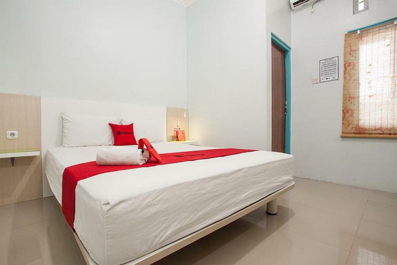 Reddoorz Syariah At Kartohardjo Madiun Hotell Exteriör bild