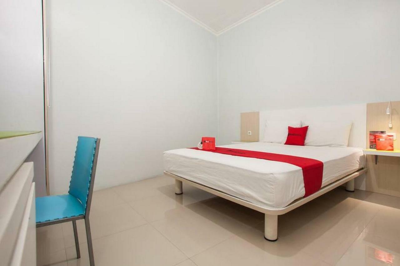 Reddoorz Syariah At Kartohardjo Madiun Hotell Exteriör bild