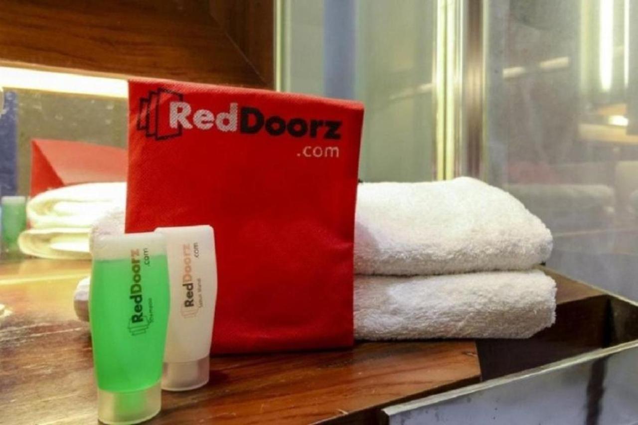 Reddoorz Syariah At Kartohardjo Madiun Hotell Exteriör bild